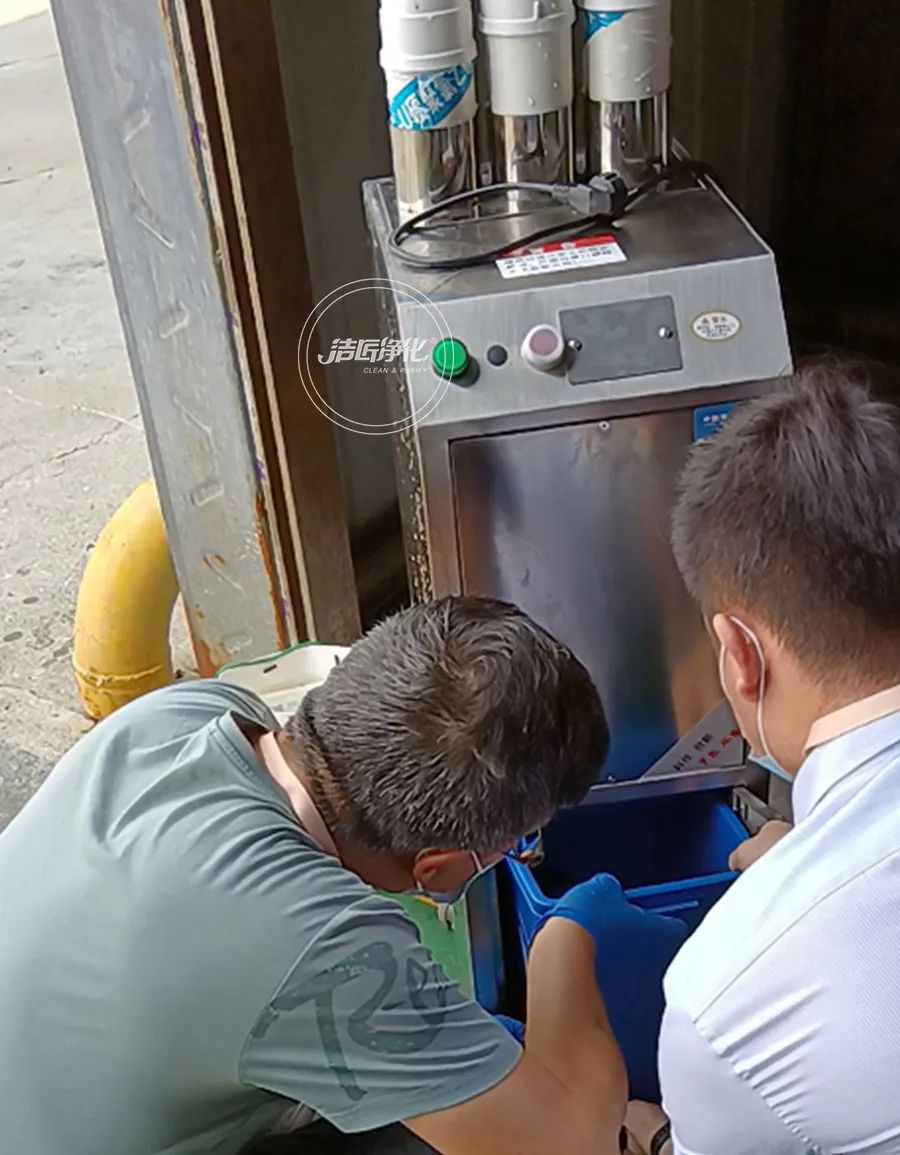 金屬加工廠的應用超聲波噴霧除臭機，工程師現場調試！